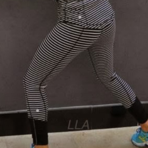 lululemon athletica Pants - Runday striped crop black white SIZE 4 Lululemon
